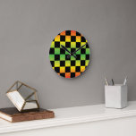 Red Yellow Green Rasta Ombre Checkerboard Runde Wanduhr<br><div class="desc">Machen Sie mit dem roten gelben grünen Rasta Ombre Checkerboard Round Clock eine fette Aussage. Mit einem dynamischen Ober-Farbverlauf in klassischen Rasta-Farben mit karierten Mustern fügt diese Uhr jedem Raum eine kulturelle und energetische Touch hinzu. Ideal,  um Stil und Persönlichkeit zu Ihrem Zuhause oder Büro zu bringen.</div>