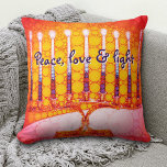 Red Yellow Hanukkah Menorah Peace Liebe Light Bold Kissen<br><div class="desc">"Frieden, Liebe und Licht." Ein nahes Foto einer bunten, bunten, rot-orange-gelben künstlerischen Menorah, das Ihnen den stilvollen Urlaub in Hanukka ermöglicht. Genießen Sie die Wärme und Freude der Ferienzeit, wenn Sie sich auf diesem atemberaubenden, farbenfrohen Hanukkah Kissen entspannen. Macht ein auffälliges Set von vier Kissen, wenn gekauft mit den drei...</div>