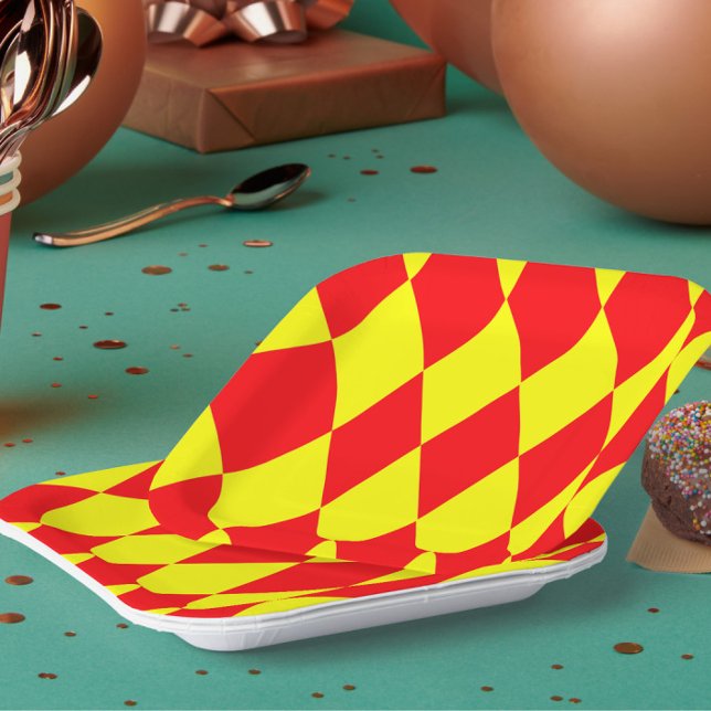 Red Yellow Harlequin Checkered Design  Pappteller (Von Creator hochgeladen)