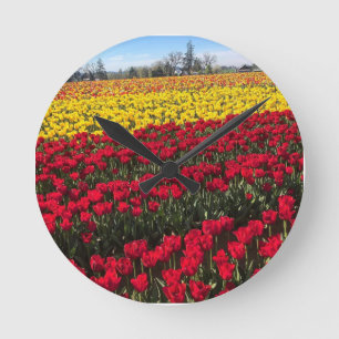 Red & Yellow Tulip Field Runde Wanduhr