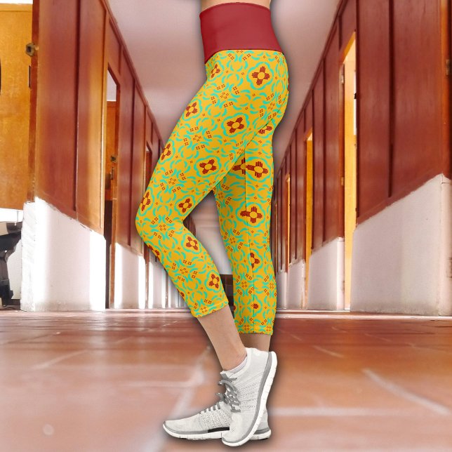 Red Zia Symbols New Mexico Türkis Feathers Capri Leggings (Von Creator hochgeladen)