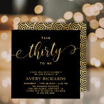 Rede 30 zu mir Gold Script 30. Geburtstag Einladung<br><div class="desc">Eleganter Chic Talk 30 zu mir Drehbuch 30. Geburtstag Einladung in Schwarz und Gold. Diese moderne Geburtstagsfeier-Einladung enthält einen stilvollen "Talk Thirty To Me"-Text in Imitate Goldfolie Wirbel handgeschriebene Kalligraphie- (oder Typografie-) Skripte mit Swash-Schwänzen, Party-Details in Goldfarbe auf schwarzem Hintergrund. Auf der Rückseite der Imitate goldene Folie wirbelndes Wellenkreismuster auf...</div>