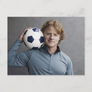 Redhead mit einem Fußball auf der Schulter Postkarte