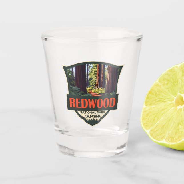 Redwood National Park Illustration Retro Abzeichen Schnapsglas (Vorderseite)