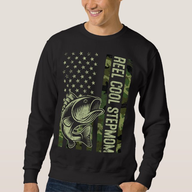 Reel Cool Stepmom Camouflage American Flag Fishing Sweatshirt (Vorderseite)