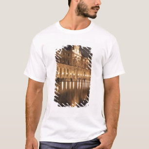 Reflektierender Teich im Louvre, Paris, Frankreich T-Shirt