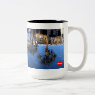 Reflektion der Palmen Zweifarbige Tasse