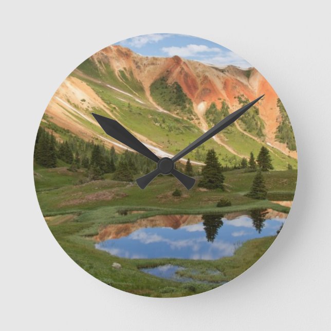 Reflektion der Roten Berge Runde Wanduhr (Vorderseite)