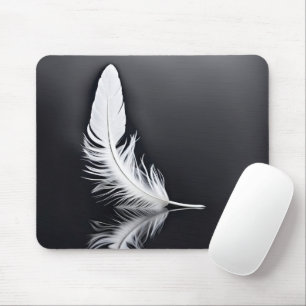 Reflektion der weißen Feder Mousepad