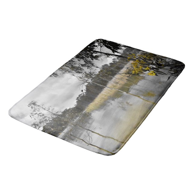 Reflektionen unter grauem Himmel Badematte (Schrägansicht)