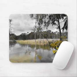 Reflektionen unter grauem Himmel Mousepad