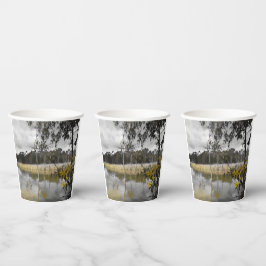 Reflektionen unter grauem Himmel Pappbecher