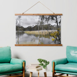 Reflektionen unter grauem Himmel Wandteppich Mit Holzrahmen