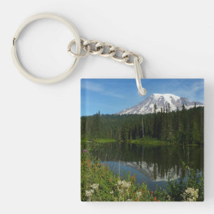 Reflet du lac du mont Rainier avec des fleurs sauv