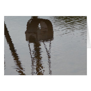 Réflexion des ailes dans l'eau de pluie