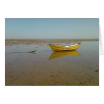 Réflexion d'un bateau jaune