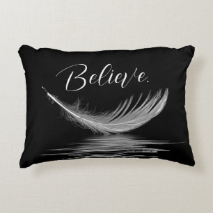 Reflexion über das weiße Feather in Schwarz Dekokissen