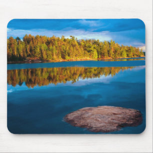 Reflexionen im frühen Abend in den Grenzgewässern Mousepad