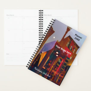 Réflexions rouges dans les rues de Philadelphie