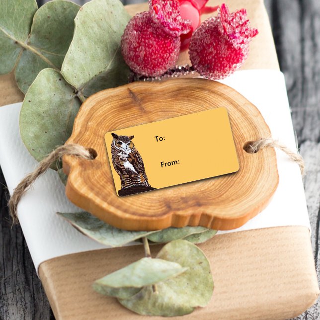 Regal Brown Owl Gift Tag Adressaufkleber (Majestic brown owl sitting on tree stump on golden yellow gift tab label.)