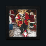 Regal Christmas Teddy Bären Holiday Art Printing Geschenkbox<br><div class="desc">Regal Christmas Teddy Bären Holiday Art Print Treten Sie ein in ein winterliches Wunderland mit diesem festlichen Urlaubsszenario mit einem Teddybär, der in einem luxuriösen Mantel im militärischen Stil in Rot und Gold gekleidet ist. Umgeben von den Figuren des Weihnachtsmannes und dem zauberhaften saisonalen Dekor erweckt diese bezaubernde Weihnachtsszene den...</div>