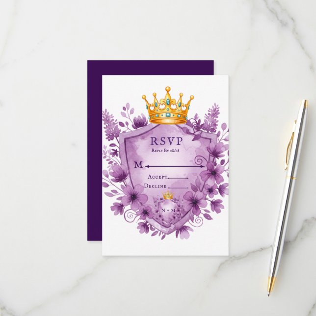 Regal Violet Floral Crest Wedding Carte RSVP (Devant/Arrière en situation)