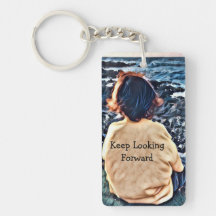 Regarder se reposant de garçon l'océan