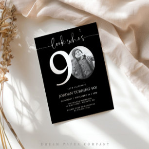 Regardez qui a 90 ans Invitation d'anniversaire
