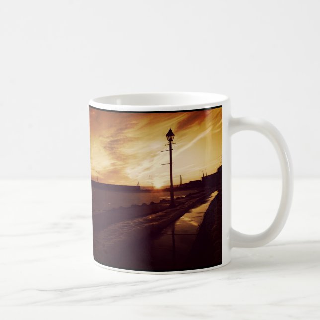 Regelmäßige Tasse mit Sepia Harbourfront-Foto (Rechts)