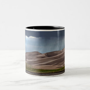 Regen auf den großen Sanddünen Zweifarbige Tasse