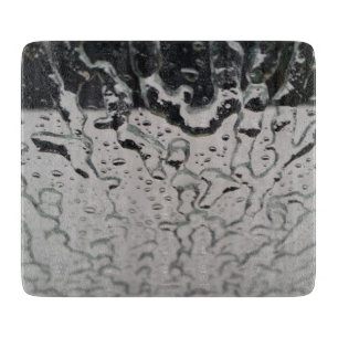 Regen fällt auf das Fenster Schneidebrett
