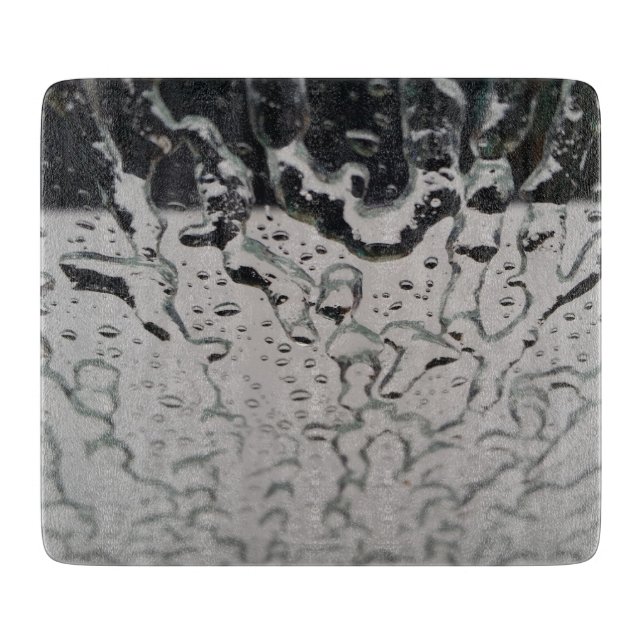 Regen fällt auf das Fenster Schneidebrett (Vorderseite)