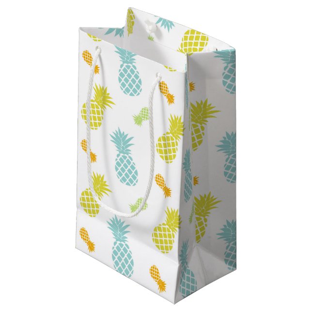 Regenbogen-Ananas-Muster Kleine Geschenktüte (Vorderseite Schrägansicht)