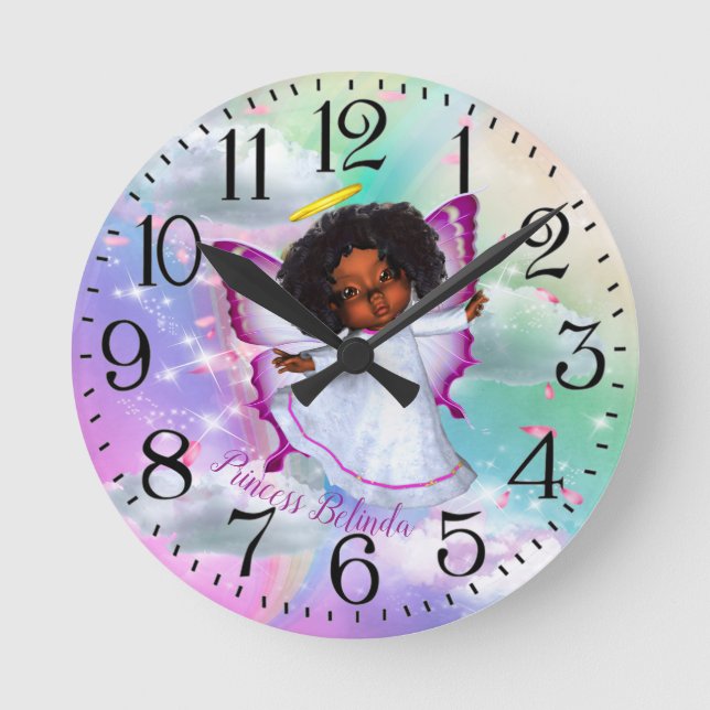 Regenbögen, flauschige Wolken & Butterfly Baby Gir Runde Wanduhr (Vorderseite)