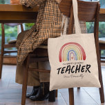 Regenbogen für den weltgrößten Lehrer Tragetasche<br><div class="desc">Personalisierte Lehrer schätzen die Tasche mit einem boho boho Regenbogen,  einem roten Herz,  dem niedlichen Sprichwort "der weltgrößte Lehrer",  und ihren Namen.</div>