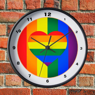 Regenbogen-Herz-und-Regenbogenflagge /LGBT-Gemeins Runde Wanduhr