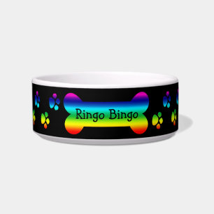 Regenbogen-Hundeschüssel mit den Tatzen und dem Napf