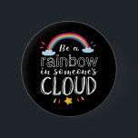 Regenbogen in jemandes Cloud Inspiration Zitat Button<br><div class="desc">Sei ein Regenbogen in der Cloud eines Menschen. Inspiration und motivierend farbenfrohe Regenbogengestaltung für diejenigen, die Liebe, Regenbogen nach dem Regen zu finden. Coole, niedliche und schöne Leben Zitat Waren für diejenigen, die Liebe, jemanden zu jubeln und erleichtern ihren Tag. Ideal, um National Find a Rainbow Day zu feiern. Großartiges...</div>