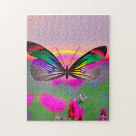 Regenbogen-Schmetterling fliegt durch ein Feld von