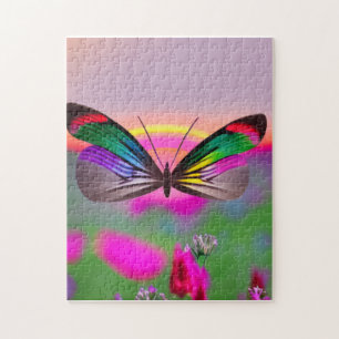 Regenbogen-Schmetterling fliegt durch ein Feld von