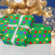 Regenbogen-Tupfen auf hellgrünem Geschenkpapier (Holidays)