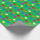 Regenbogen-Tupfen auf hellgrünem Geschenkpapier (Ecke)