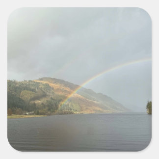 Regenbogen über einem Highland-Loch Quadratischer Aufkleber