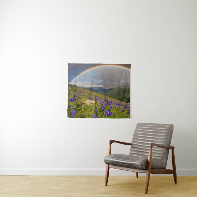 Regenbogen über einer blühenden Wiese Wandteppich (Beispiel (Horizontal))