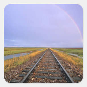 Regenbogen über Eisenbahnschienen nahe Fairfield Quadratischer Aufkleber