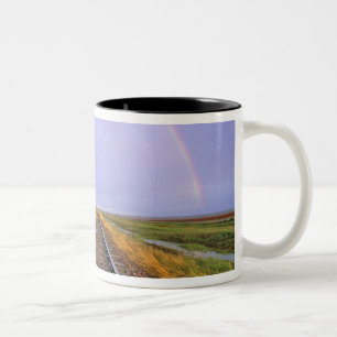 Regenbogen über Gleise in der Nähe von Fairfield Zweifarbige Tasse