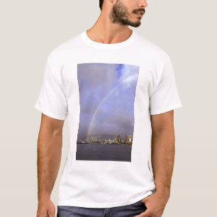 Regenbogen über Honolulu, Hawaii, USA T-Shirt
