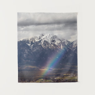 Regenbogen und Berge nach dem Sturm Wandteppich
