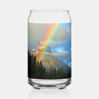 Regenbogen und Sturmwolken über der schneebedeckte