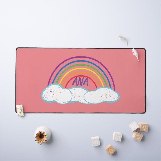 Regenbogen und Wolken mit Ihrem Namen Schreibtischunterlage (Kindertisch)
